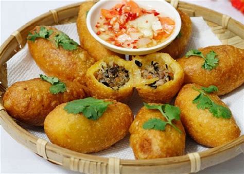  Bánh Rán Sò Đong: Khác biệt với những loại bánh khác, Bánh Rán Sò Đong của Yangzhou mang đến sự kết hợp độc đáo giữa vị giòn rụm của vỏ bánh và nhân đầy ắp, umami!