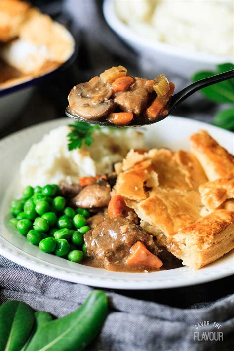  Steak & Ale Pie: A Hearty Symphony of Savory Flavors and Rich Aromas that Will Transport You to the Quaint Streets of Queensferry