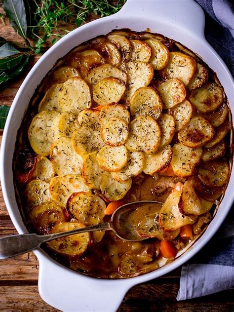  Lancashire Hotpot: Món hầm ấm áp với vị béo ngậy của thịt cừu và lớp khoai tây vàng ruộm!